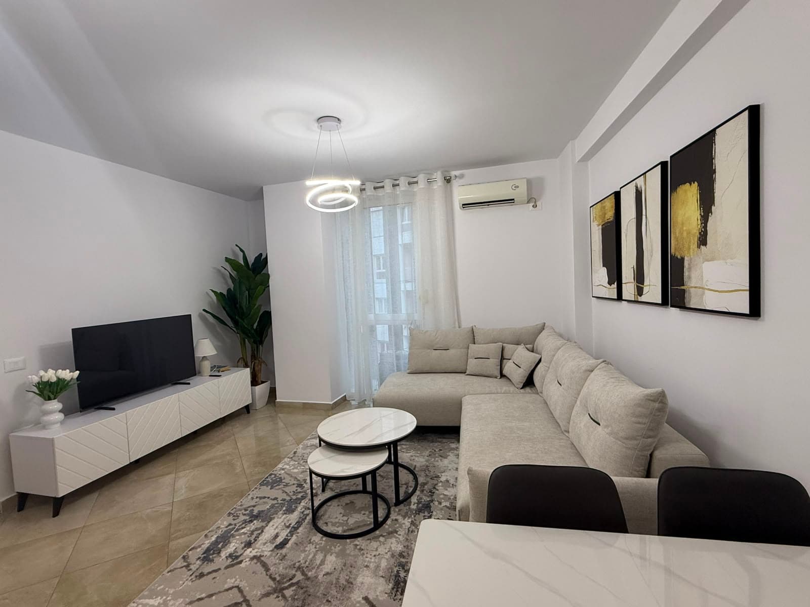 Apartament 2+1 Me Qira në Rruga Barrikadave, Tiranë - 80.000 lekë/muaj