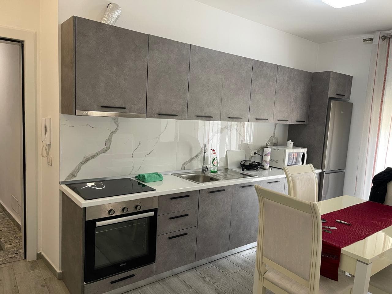 Apartament 1+1 + Post parkimi Me Qira Rr. Ferit Xhajko në Medreseja, Tiranë - 650€ | 1+1