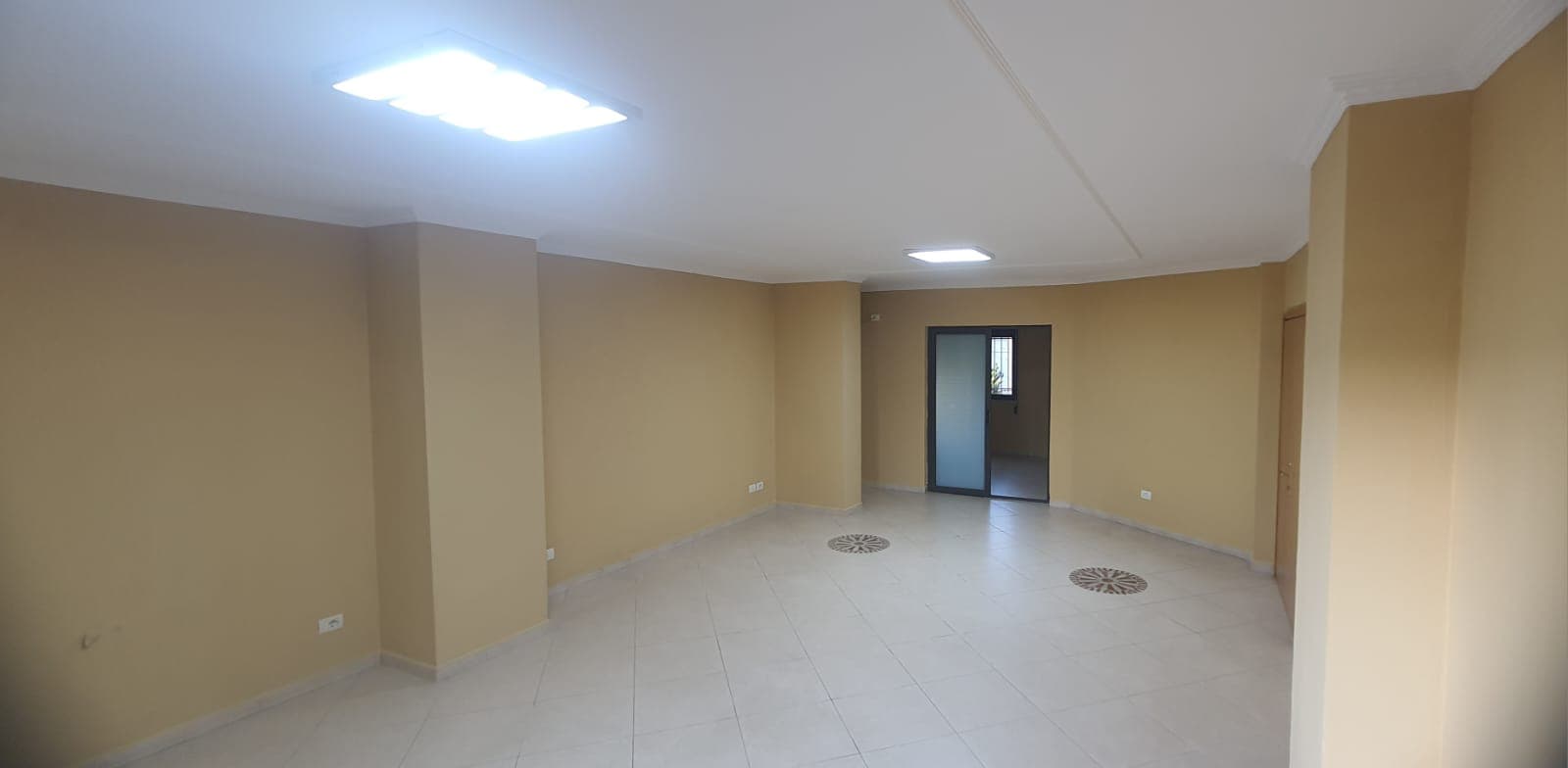 Ambient zyre Për Qira në Qendër afër sheshit "Skenderbej" ,Tiranë - 110.000 Lekë neto 4