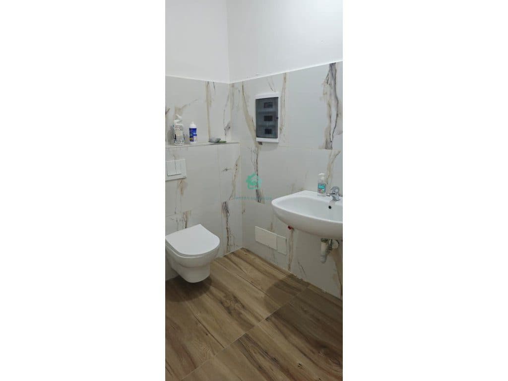Zyrë openspace Me Qira në Qendër, Donika Center Tiranë - 1450€ | 72 m² 4