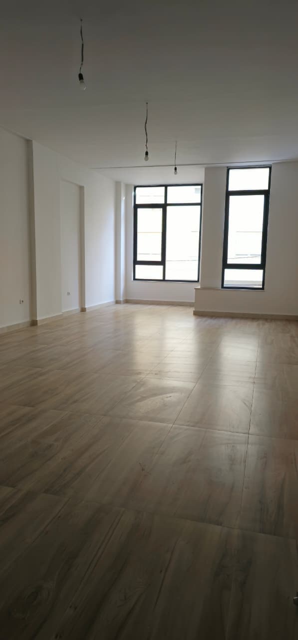 Zyrë openspace Me Qira në Qendër, Donika Center Tiranë - 1650€ | 82 m² 3