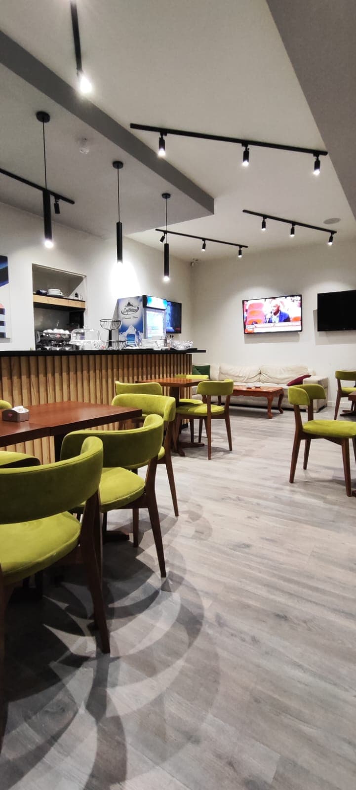 Ambient Biznesi Me Qira në Sheshin Willson, Tiranë - 80.000 Lekë/muaj | 80 m² 2