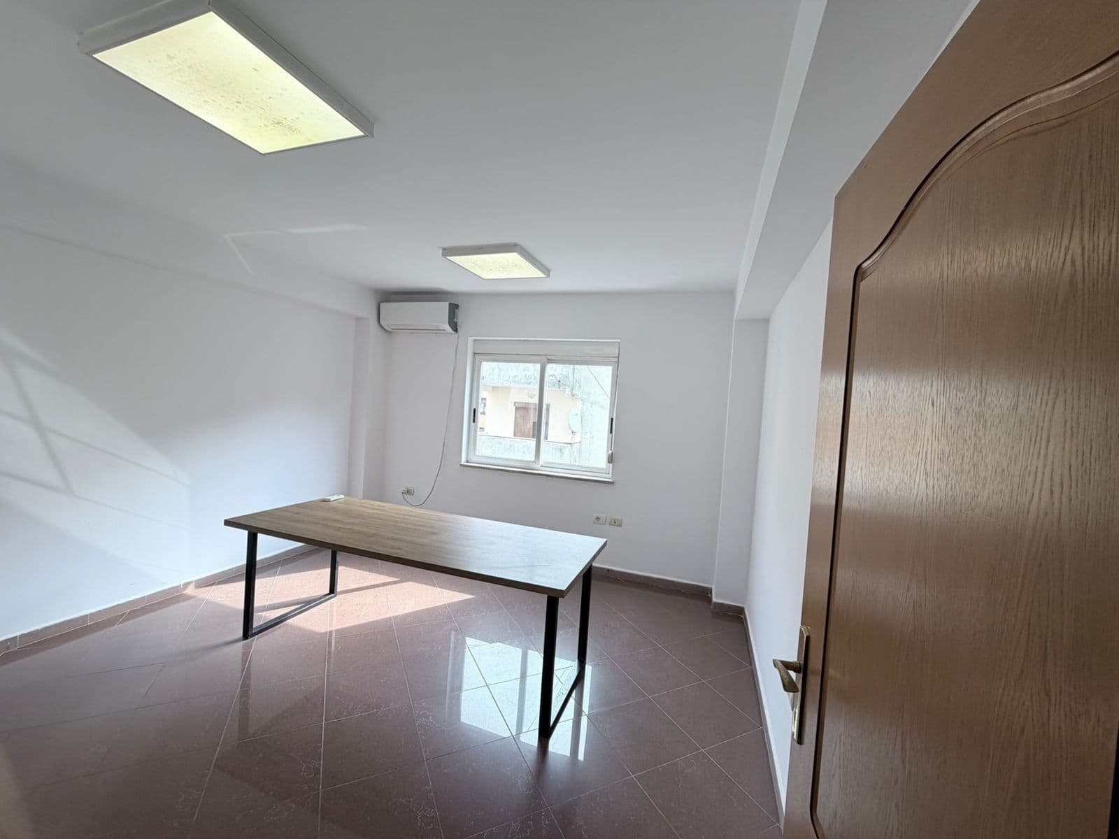 Jepet me Qira- Ambient zyre afër Farmaci Daja te Blloku, Tiranë - 850€/muaj | 99 m²