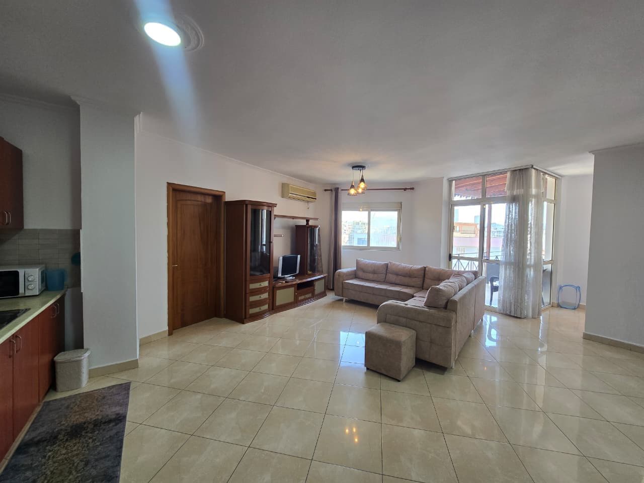 Apartament 2+1 Me Qira në Rruga Barrikadave, Tiranë - 65.000 Lekë/muaj| 111 m²