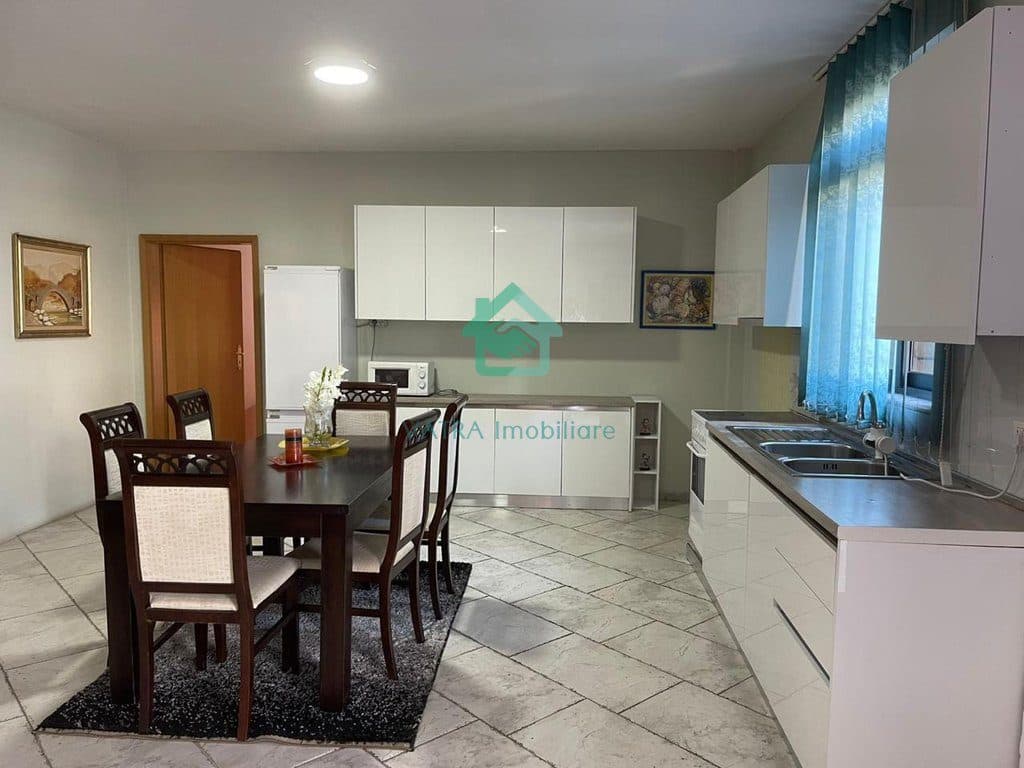 Apartament 2+1+2 Me Qira në Pazari i Ri, Tiranë - 650€ | 160 m² 3