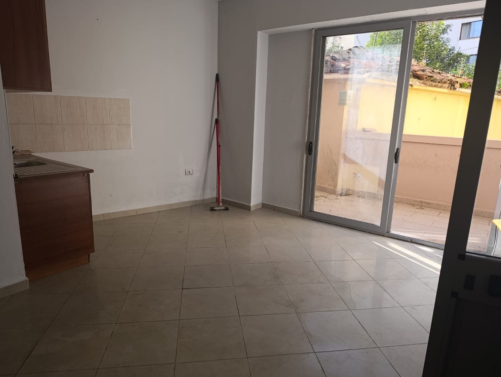 Dyqan Me Qira Pranë Prokurorisë së Tiranës, Tiranë - 370€ | 45 m² 3