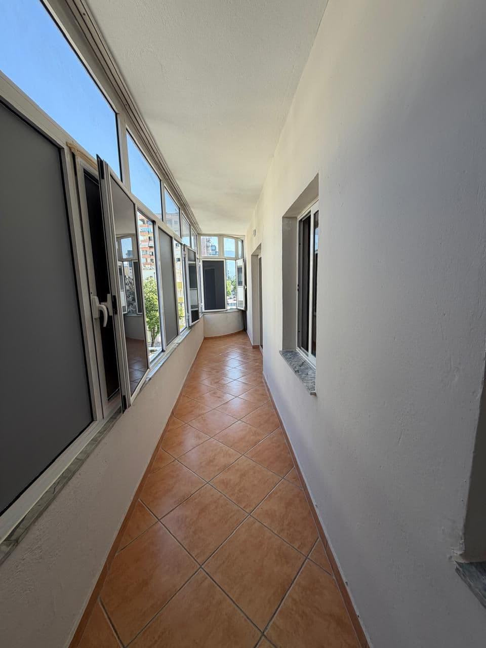 Ambient Biznesi Me Qira në Sheshi Willson, Tiranë - 1800€/neto| 178 m² 3