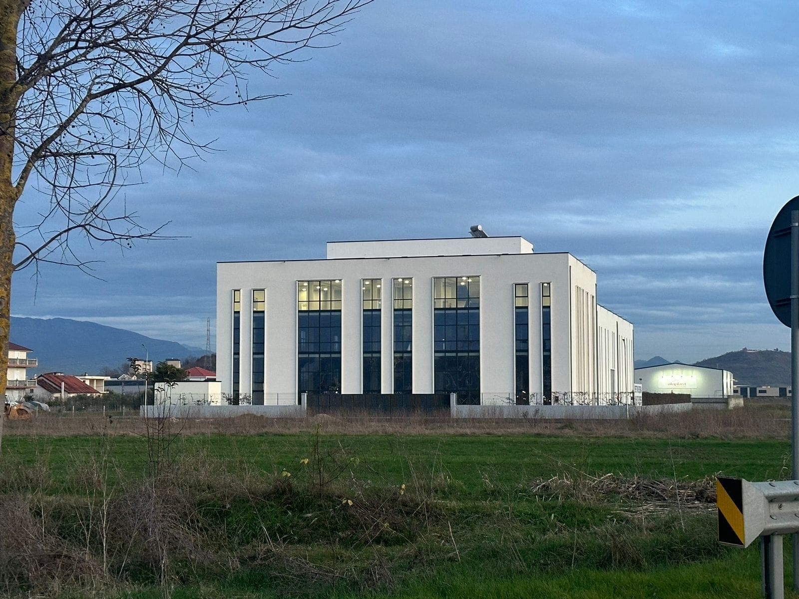Magazinë 4 Kate Për Qira në Qendra Tregtare QTU, Tirana - 38700€ | 2