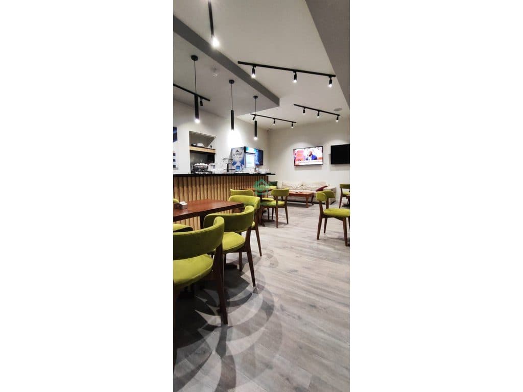 Ambient Biznesi Me Qira në Sheshin Willson, Tiranë - 80.000 Lekë/muaj | 80 m² 2