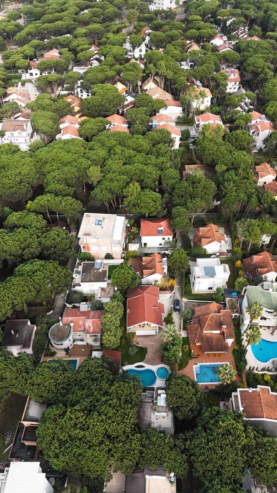 Vilë 6+2+5 përfshirë 2 pishina për Shitje në Qerret - 1,200,000€ 3