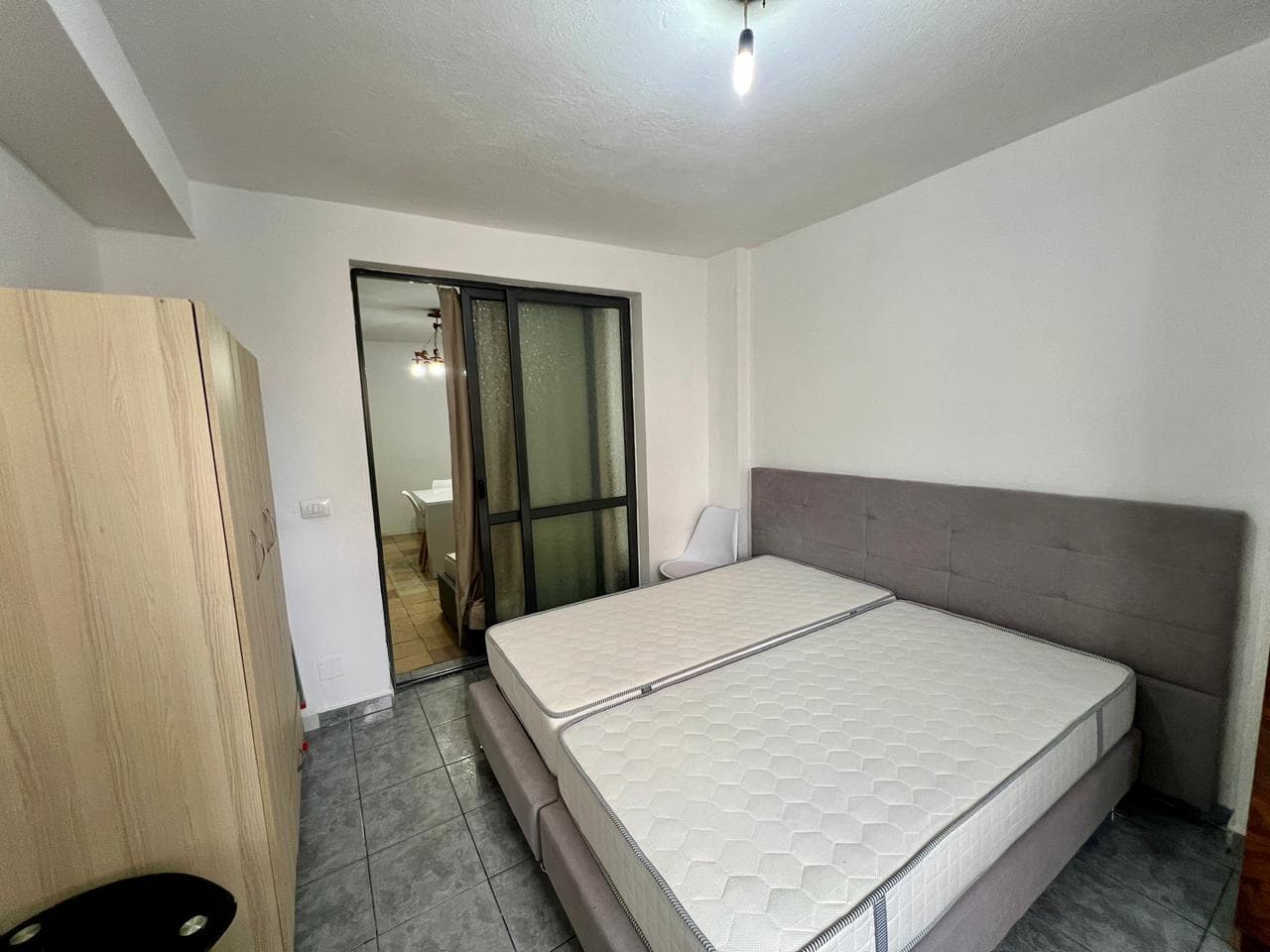 Apartament 1+1 Me Qira pranë Drejtorisë së policisë në Brryl, Tiranë - 37.000 Lekë/muaj 3