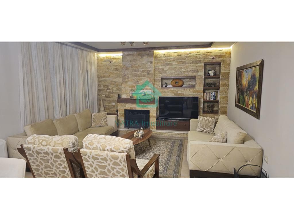 QIRA | Apartament 2+1 në zonën e Ish-Bllokut, Tiranë