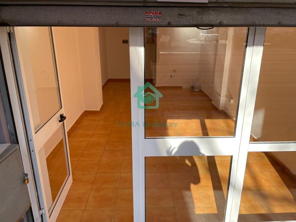🏢 JEPET ME QERA AMBIENT KOMERCIAL / ZYRË – TEK LULISHTJA 1 MAJ 2
