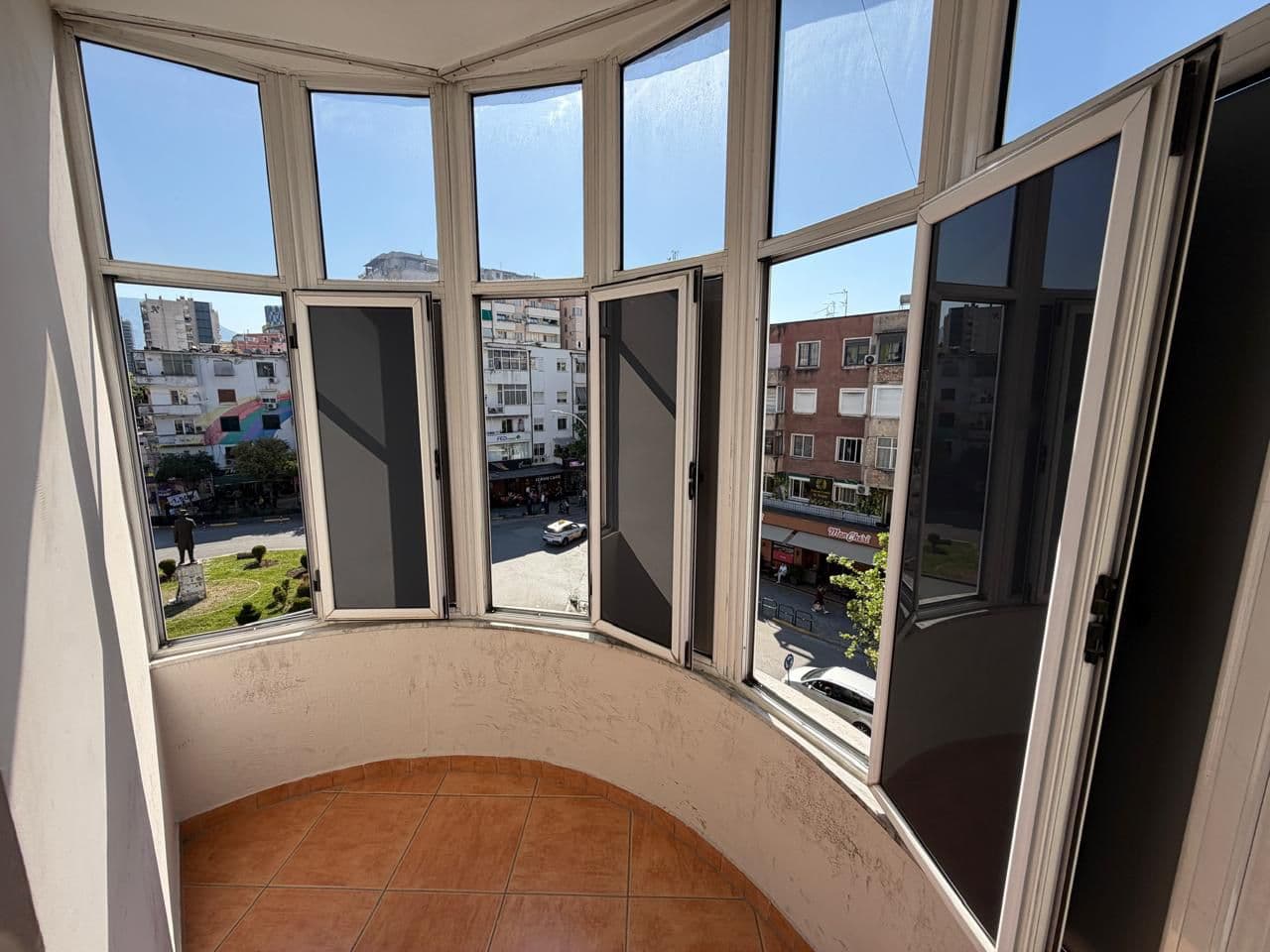 Ambient Biznesi Me Qira në Sheshi Willson, Tiranë - 1800€/neto| 178 m² 2