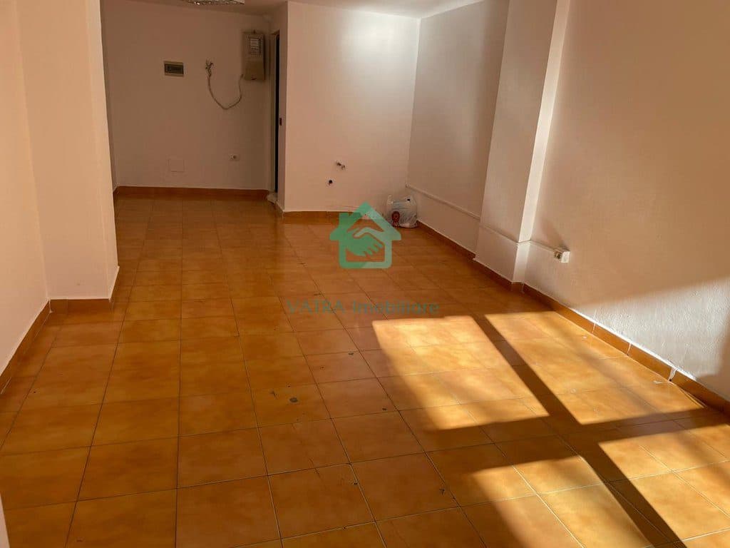 🏢 JEPET ME QERA AMBIENT KOMERCIAL / ZYRË – TEK LULISHTJA 1 MAJ 3