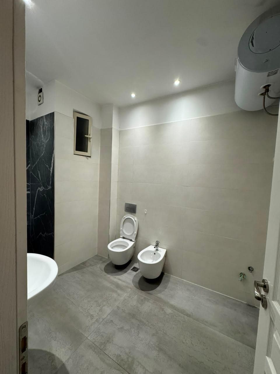 Apartament 2+1 Për Shitje përball spitalit Amerikan 3 në Rrugën e Kavajës, Tiranë - 220,000€ | 119 m² 3