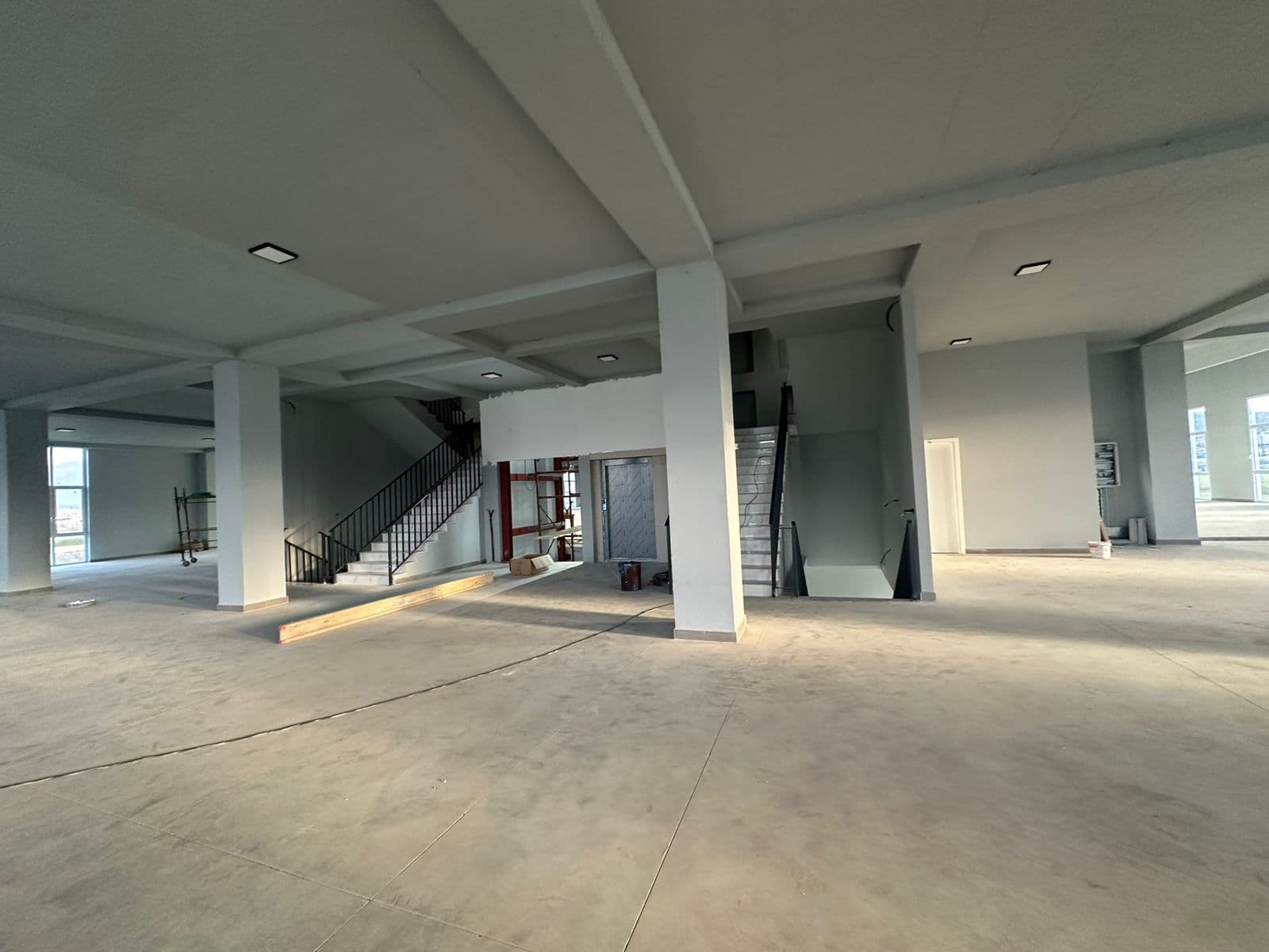 Magazinë 4 kate Për Shitje në Tiranë - 7,740,000€ | 4 kate 4