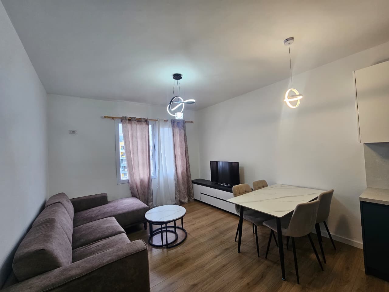 Apartament 3+1 Me Qira në Ish Fusha e Aviacionit, Tiranë - 800€ | 115 m²