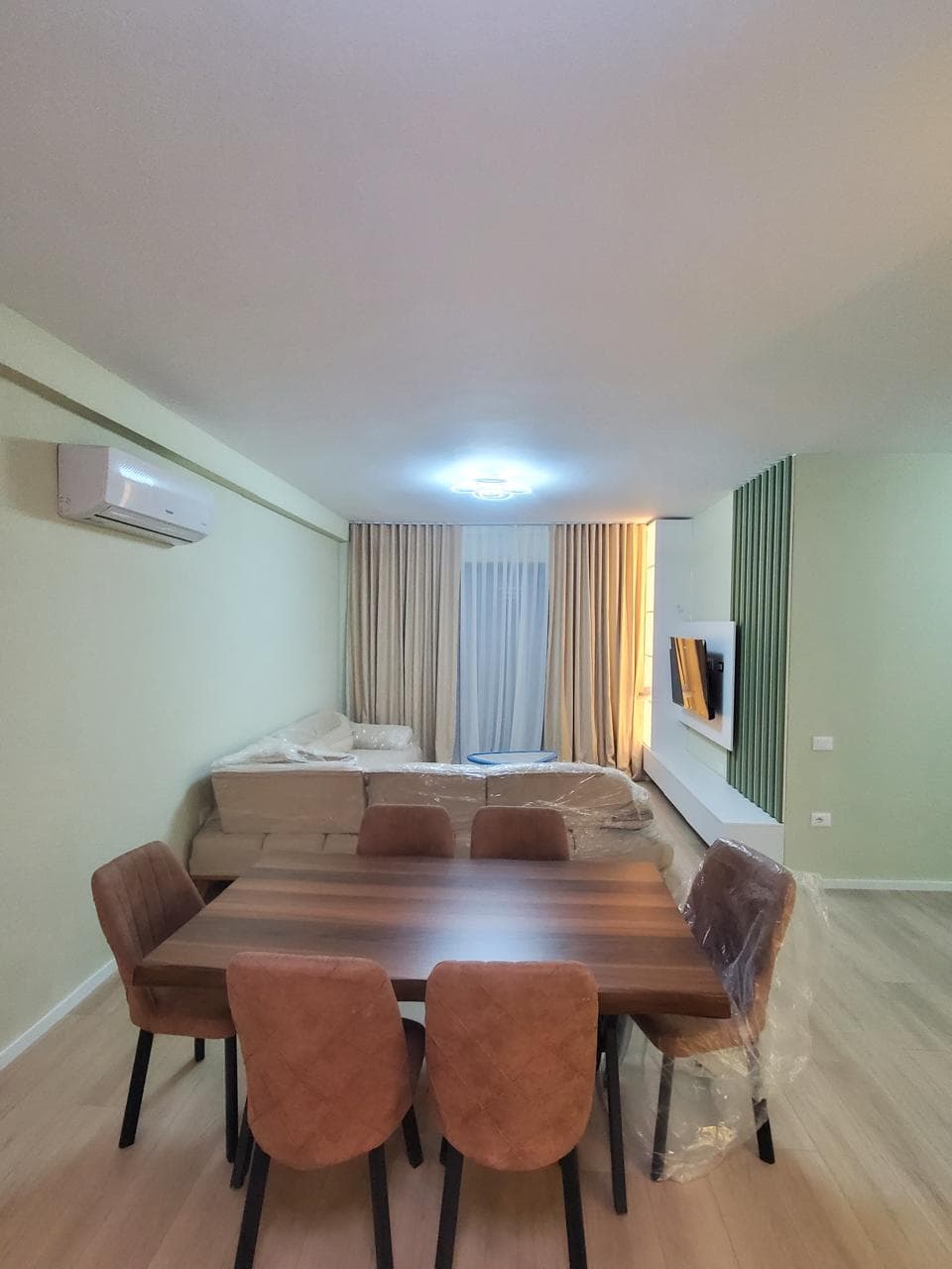 Apartament 2+1+2 + Post parkimi Me Qira në Liqeni i Thatë, Tiranë - 1200€ | 120 m²