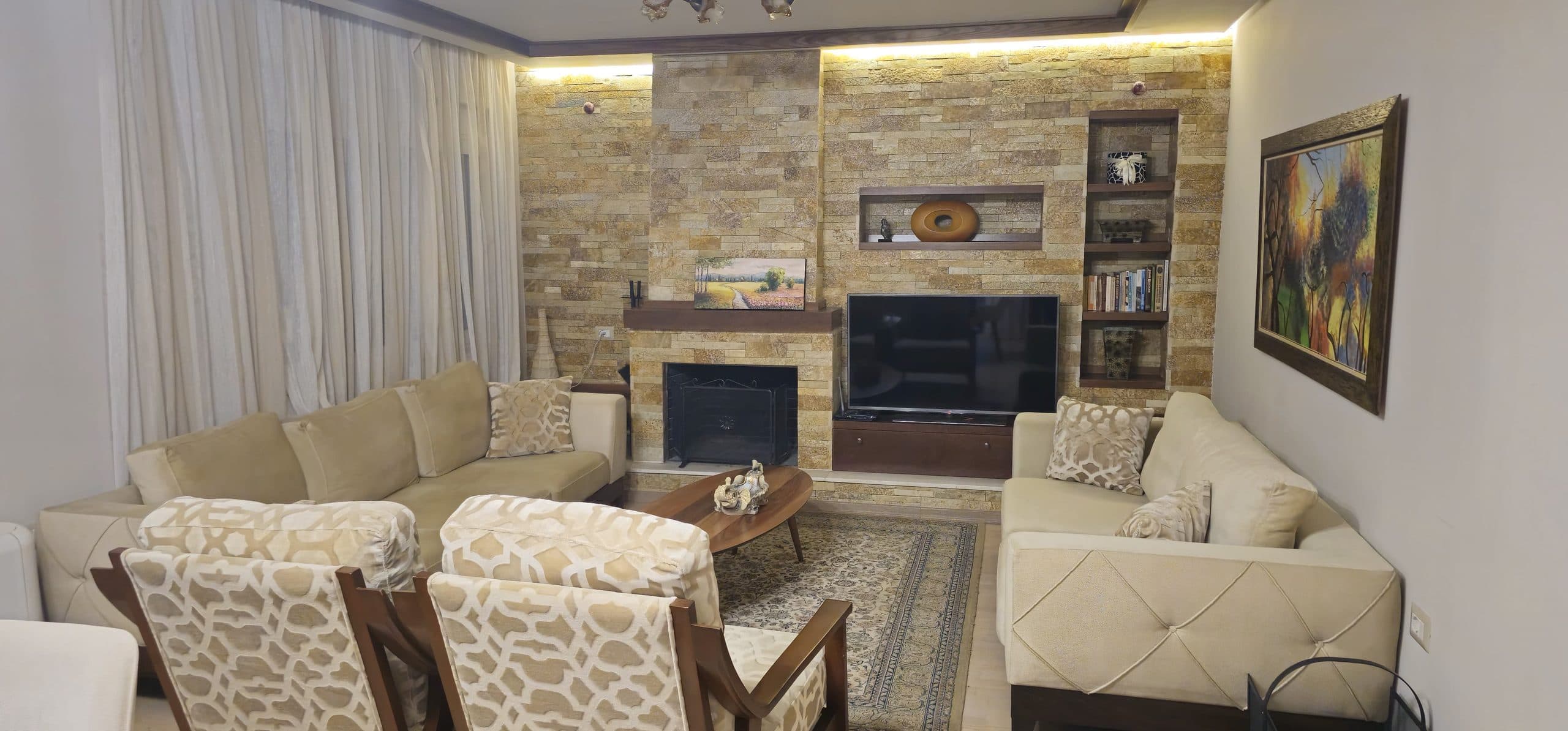 QIRA | Apartament 2+1 në zonën e Ish-Bllokut, Tiranë