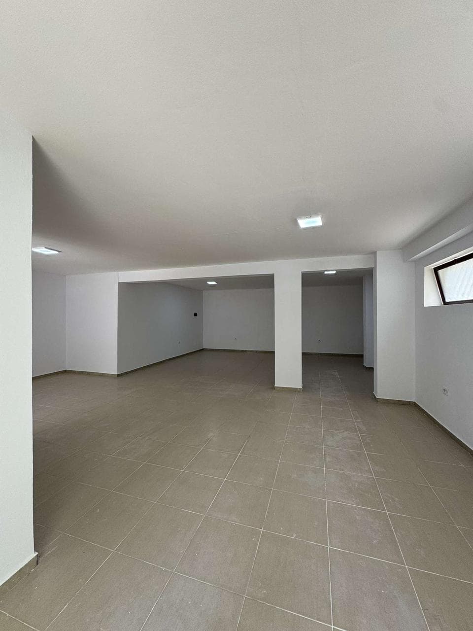Dyqan Me Qira në Liqeni i Thatë, Tiranë - 700€ | 98 m²