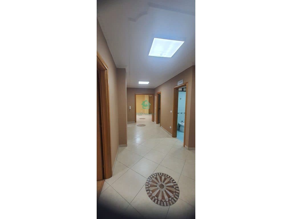 Zyrë 2+2 Me Qira në Qendër të Tiranës - 1250€ | 172 m²