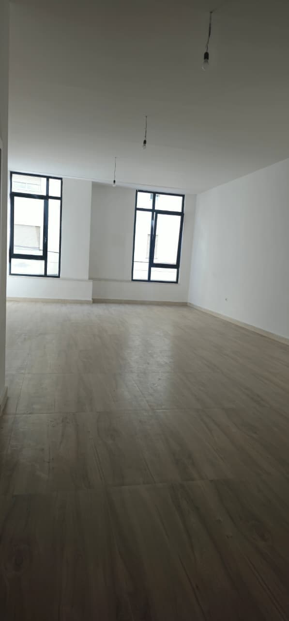 Zyrë openspace Me Qira në Qendër, Donika Center Tiranë - 1450€ | 72 m² 3