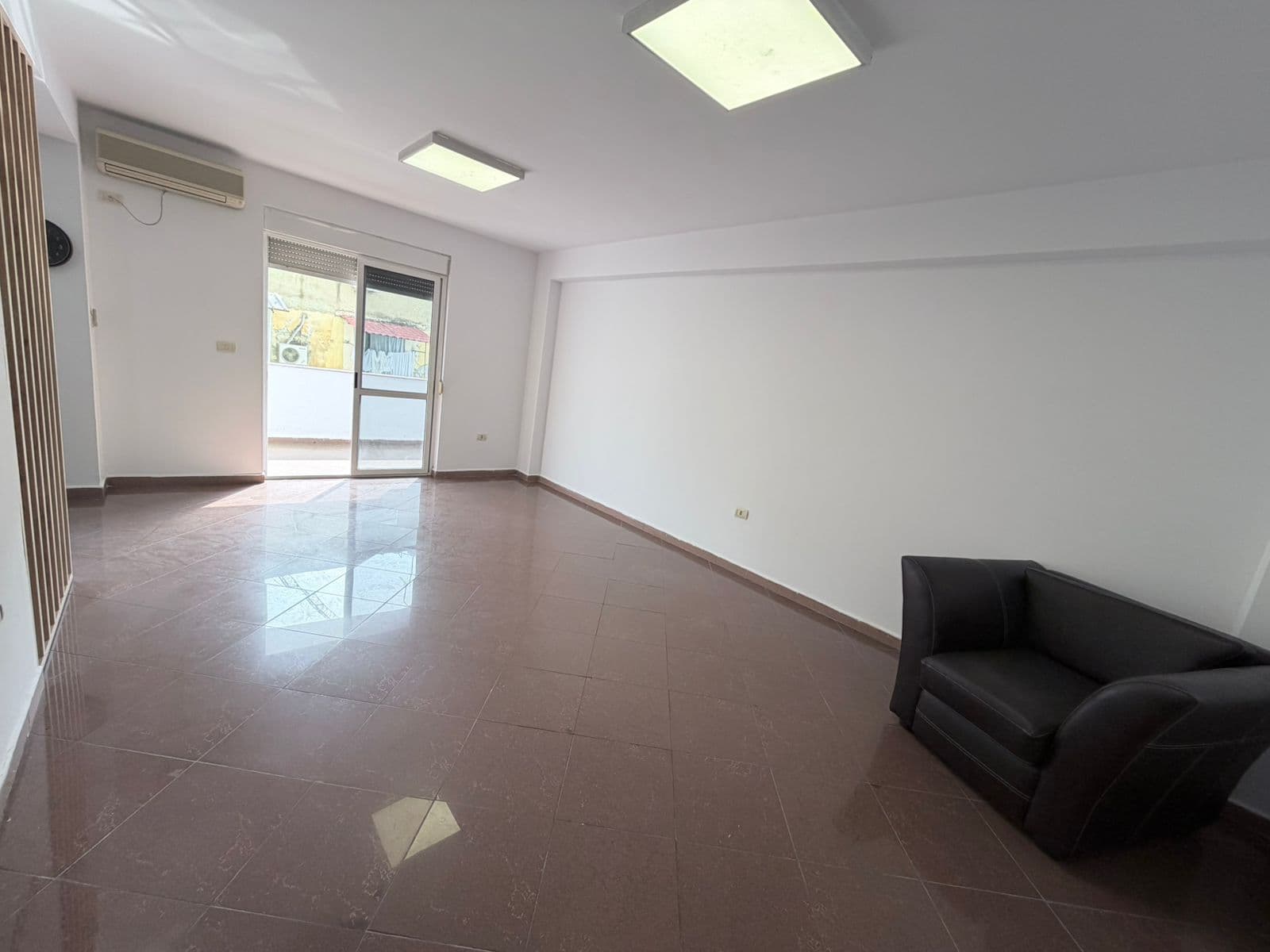 Jepet me Qira- Ambient zyre afër Farmaci Daja te Blloku, Tiranë - 850€/muaj | 99 m² 4