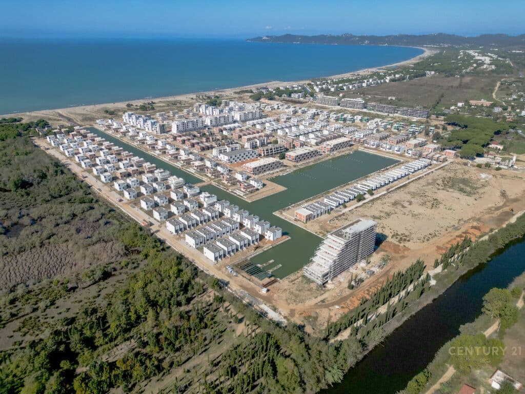 Vilë elitare individuale me 3 kate, 4 dhoma gjumi+1sallon+4tualete Në Shitje në Turquoise Marina Complex, Hamallaj, Gjiri i Lalzit, Durrës - 785,000€ | 295 m² 3