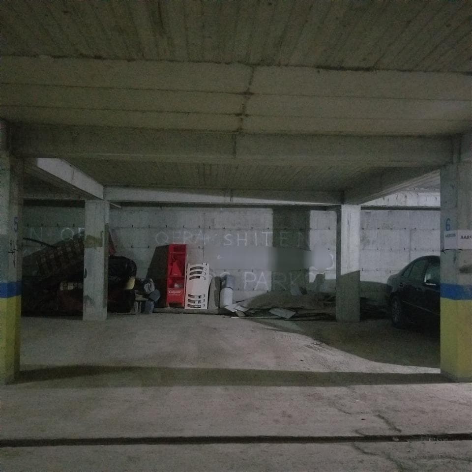 Shiten 33 poste parkimi në Astir