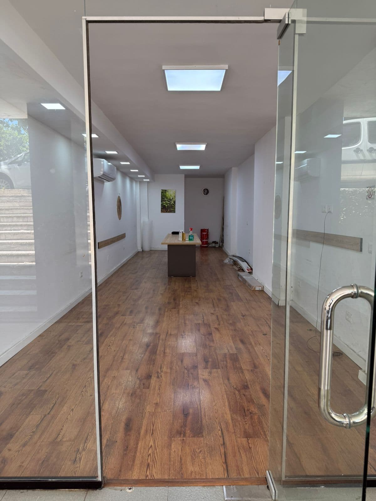 Ambient biznesi për shitje Rr.Dritan Hoxha buzë rrugës kryesore në Laprakë, Tiranë - 11.000.000 lekë | 44 m²