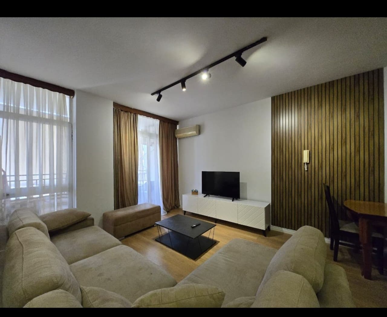 Apartament 2+1+2 Me Qira në Komunën e Parisit, Tiranë – 850€ | 115 m²
