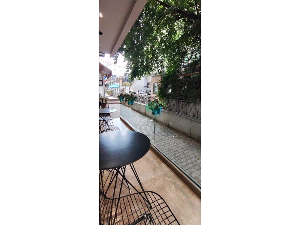 Ambient Biznesi Me Qira në Sheshin Willson, Tiranë - 80.000 Lekë/muaj | 80 m² 4