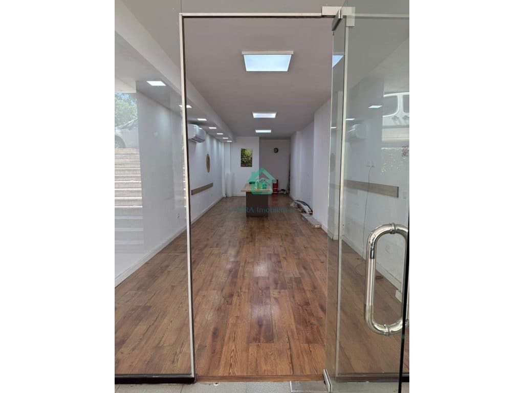Ambient biznesi për shitje Rr.Dritan Hoxha buzë rrugës kryesore në Laprakë, Tiranë - 11.000.000 lekë | 44 m²