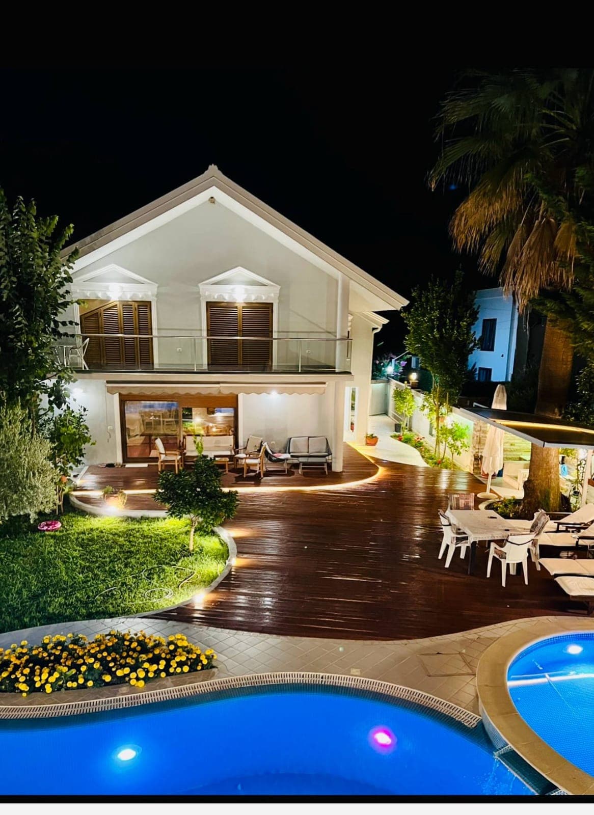 Vilë 6+2+5 përfshirë 2 pishina për Shitje në Qerret - 1,200,000€