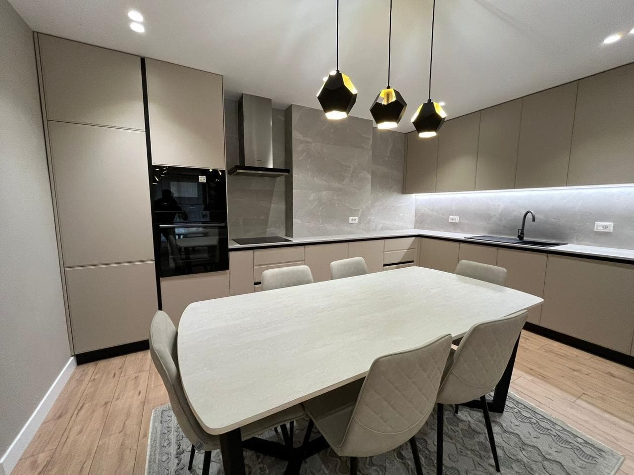 Apartament 2+1+2 + Post parkimi Me Qira në Kopshtin Botanik Zoologjik, Tiranë - 1150€ | 2+1+2 3