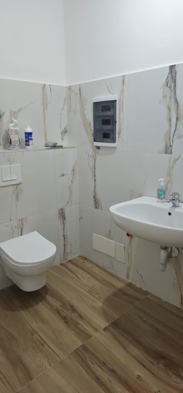 Zyrë openspace Me Qira në Qendër, Donika Center Tiranë - 1450€ | 72 m² 4