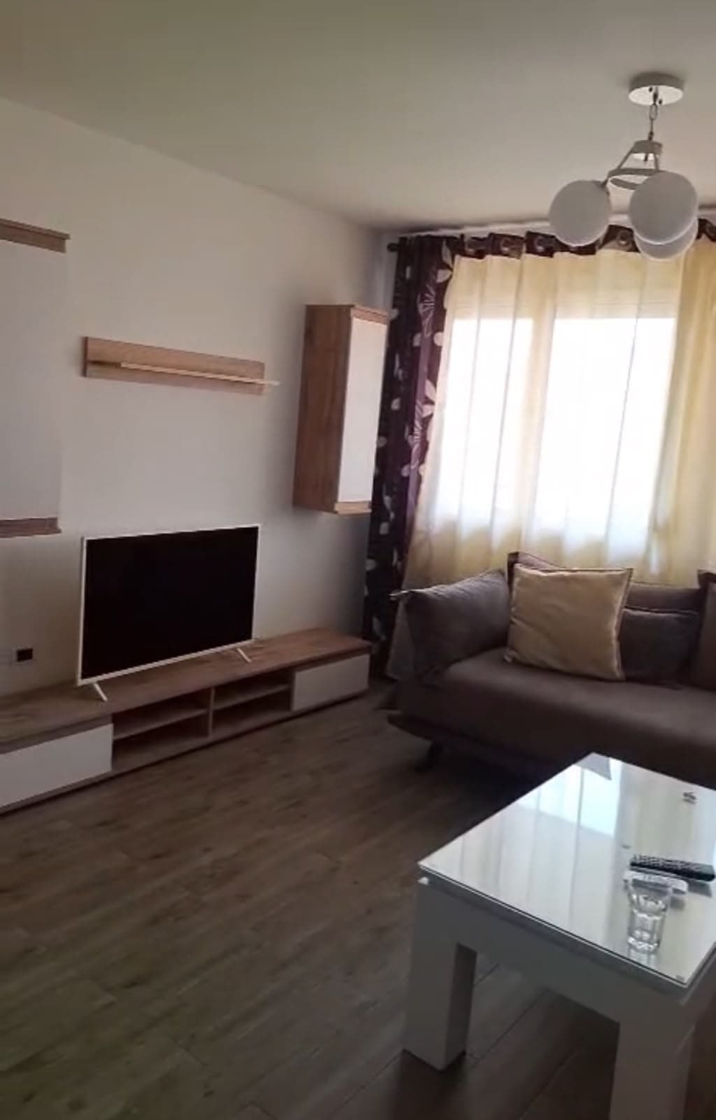 Vilë 2+1 (kati i 3) Me Qira në Vilat Selitë, Tiranë - 50.000lekë/muaj