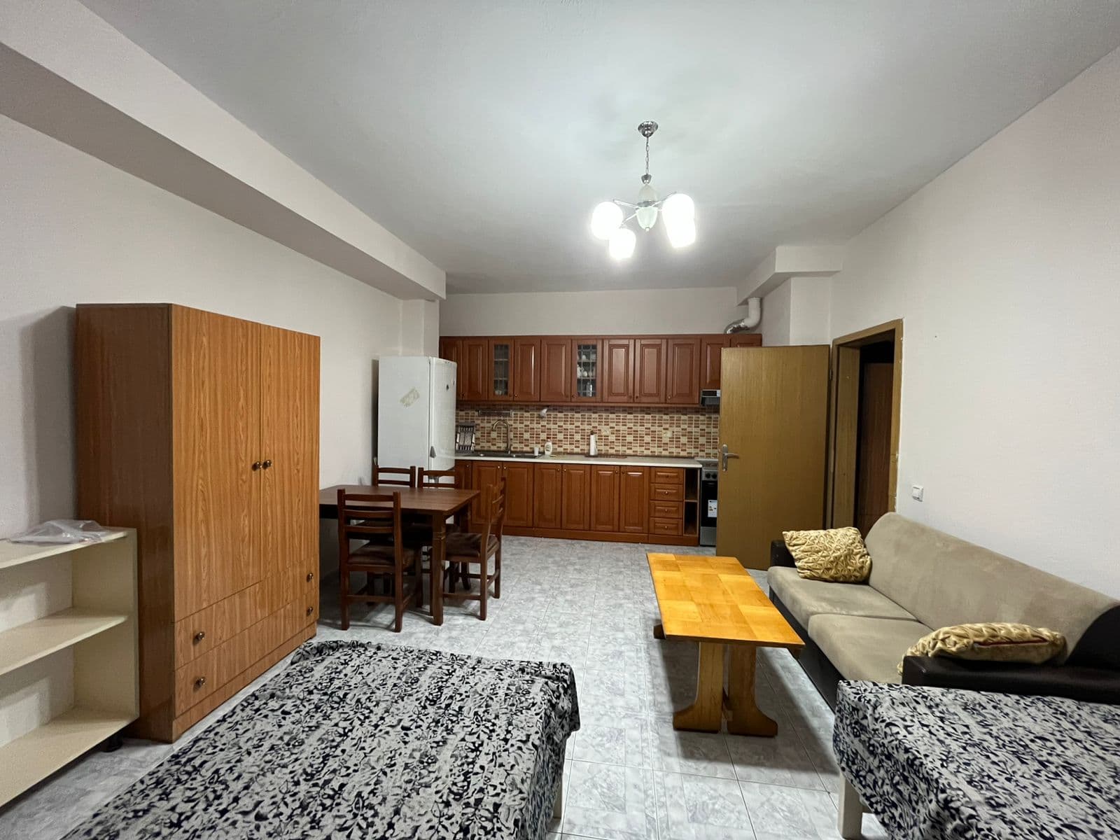 Garsoniere Me Qira në Komunën e Parisit, Tiranë - 35.000 Lekë/muaj| 40 m²