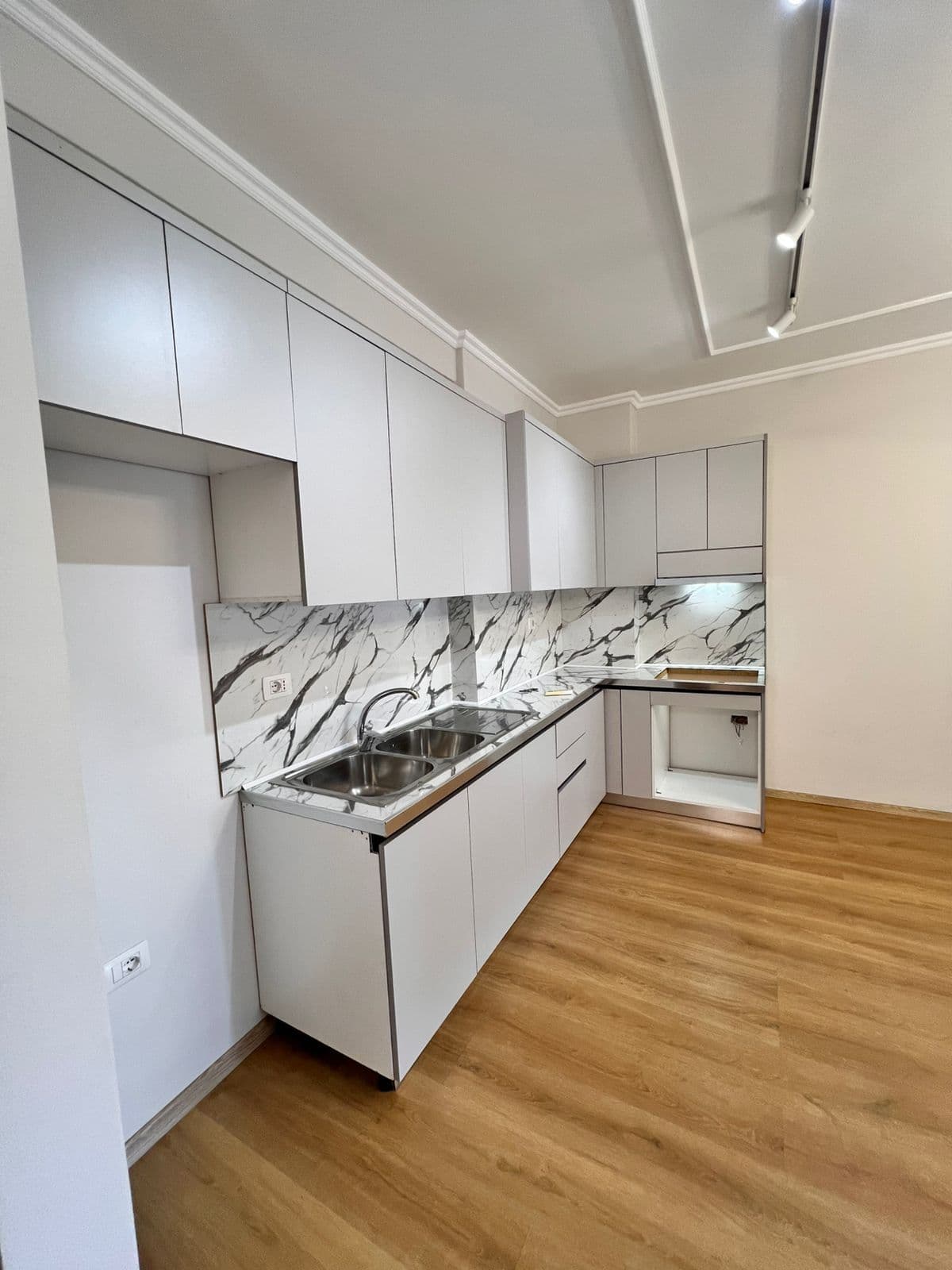 Apartament 2+1 në shitje në Ish Fusha e Aviacionit, Tiranë - 130000€ | 74 m² 2