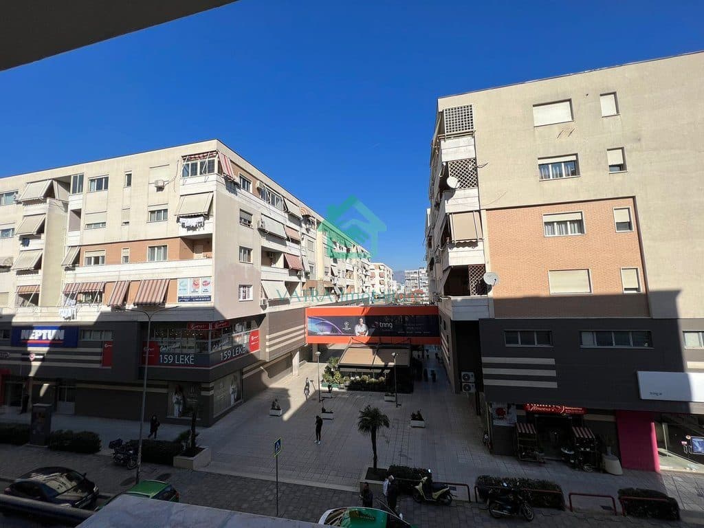 Ambient për zyrë 4+2 tualete Me Qira në Qendra Tregtare Kristal, Tiranë - 1000€ | 116 m² 2