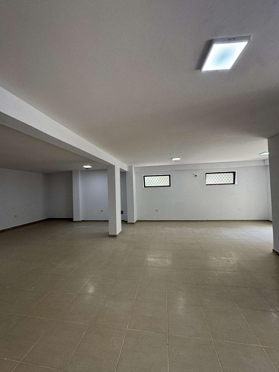 Dyqan openspace për shitje tek Liqeni i Thatë, Tirana - 180000€ | 98 m²