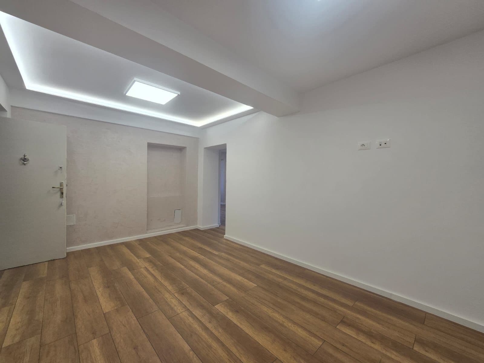 Ambinet biznesi me Qira ideale për zyrë apo klinika me pamje nga rruga kryesore, përball Maternitetit në Tiranë - 800€ | 78 m²