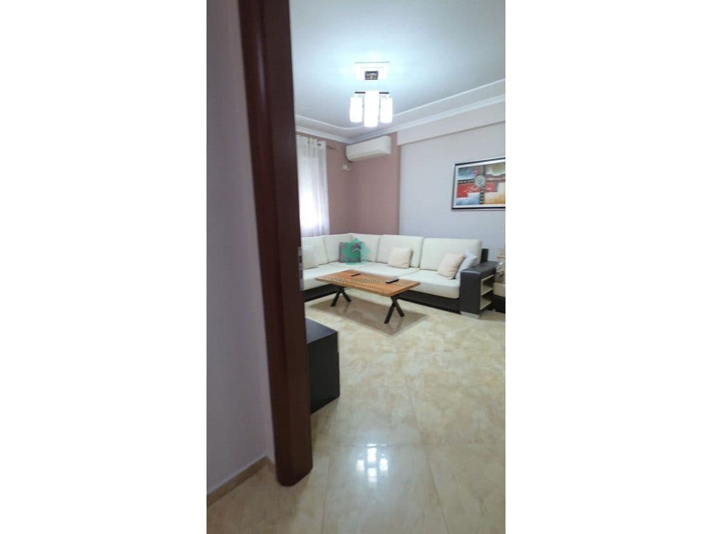 Apartament 2+1+Post parkimi Me Qira pallati Kritea në Ali Demi, Tiranë - 60.000 Lekë/muaj