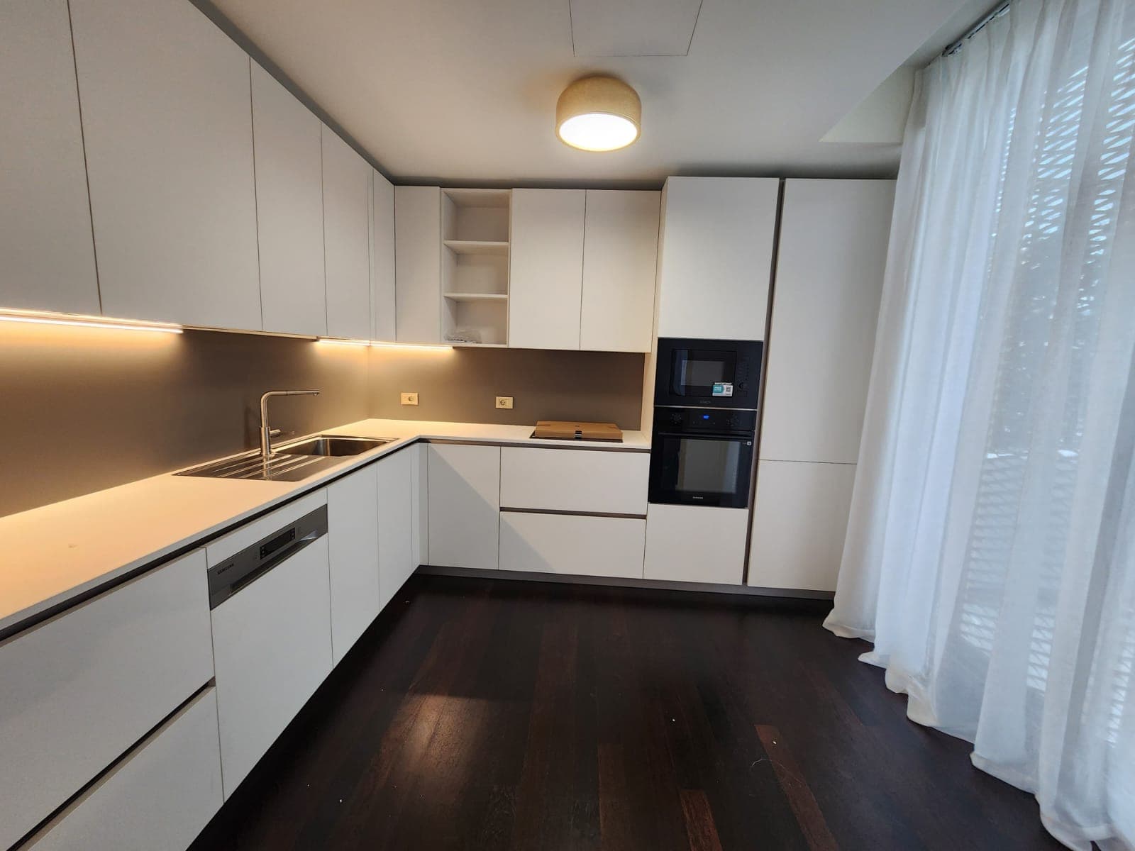 Apartament luksoz 2+1+2+1 Post Parkimi Me Qira në Stadiumi Air Albania, Tiranë - 2500€ | 121 m² 2