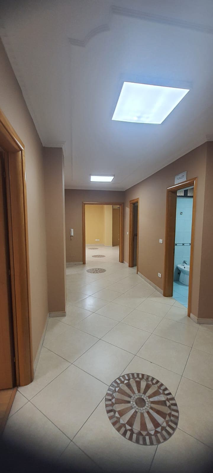 Zyrë 2+2 Me Qira në Qendër të Tiranës - 1250€ | 172 m²