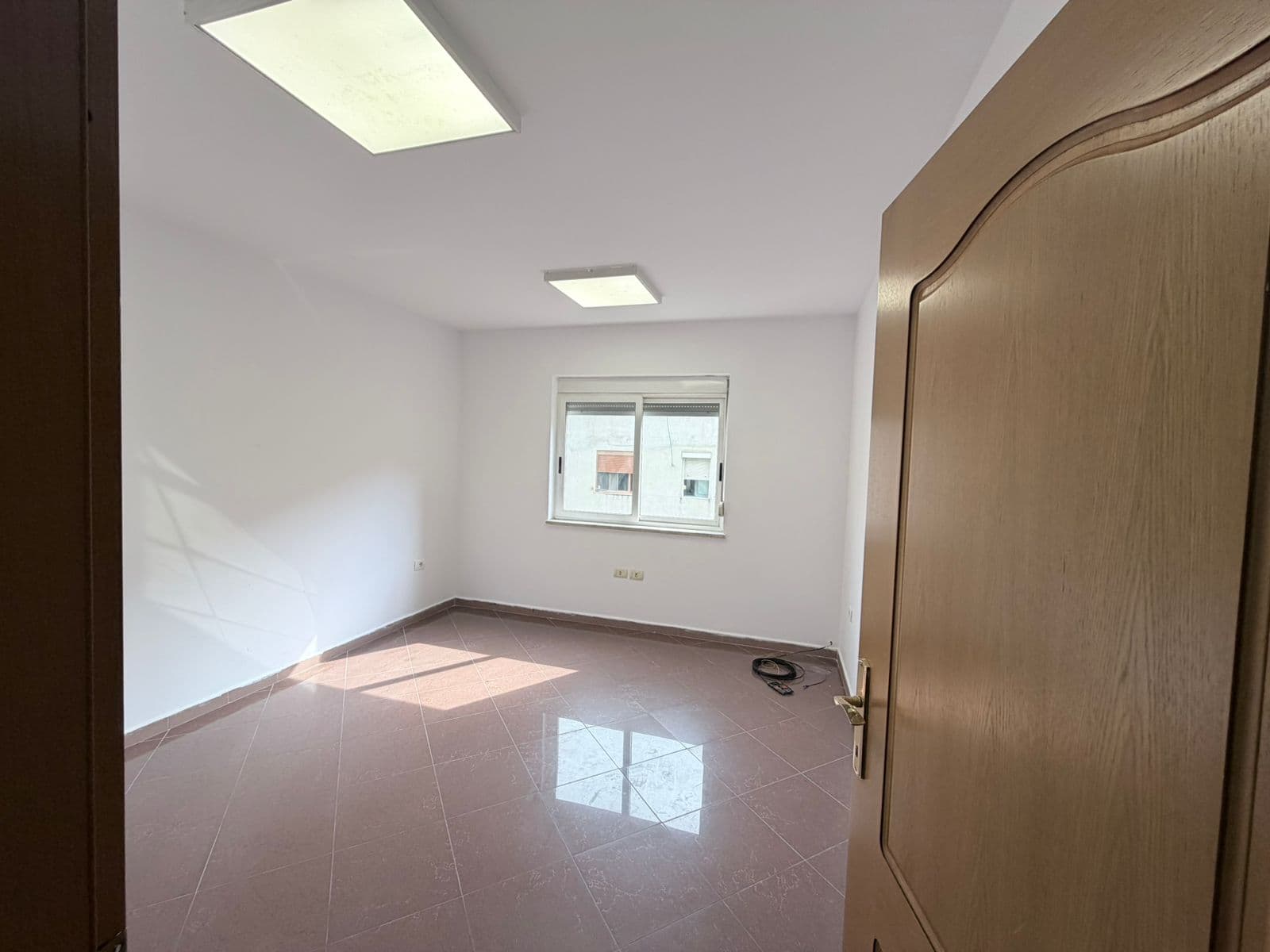 Jepet me Qira- Ambient zyre afër Farmaci Daja te Blloku, Tiranë - 850€/muaj | 99 m² 3