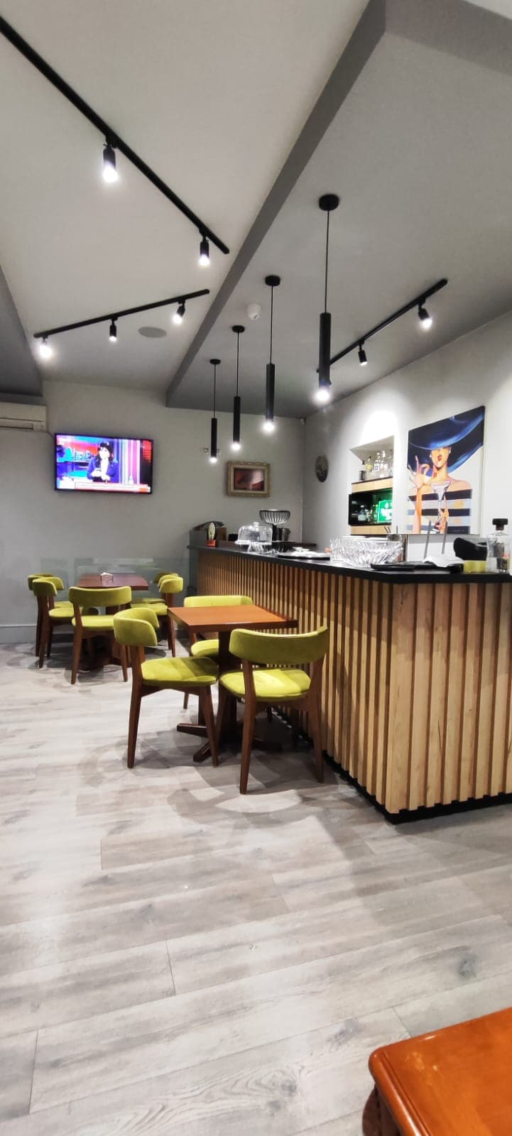 Ambient Biznesi Me Qira në Sheshin Willson, Tiranë - 80.000 Lekë/muaj | 80 m² 3