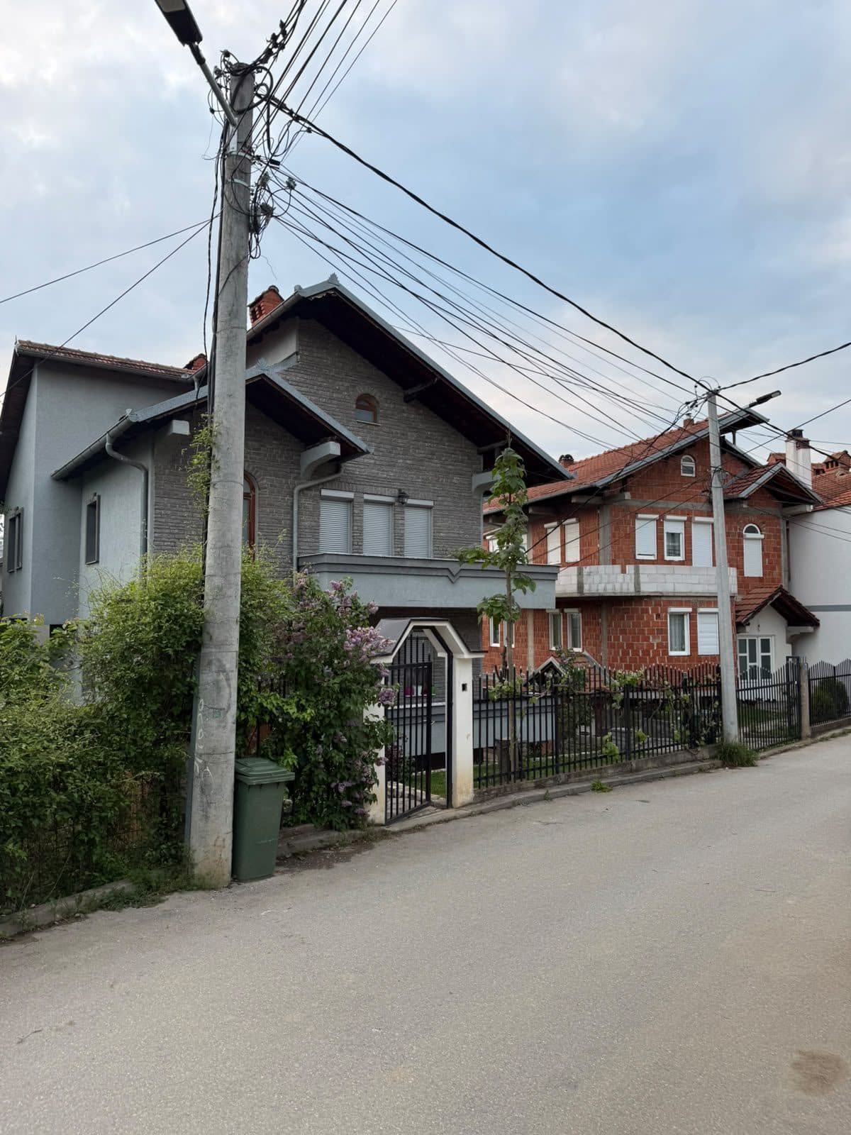 SHITEN 2 SHTËPI NË PRISHTINË – LAGJJA SOFALI