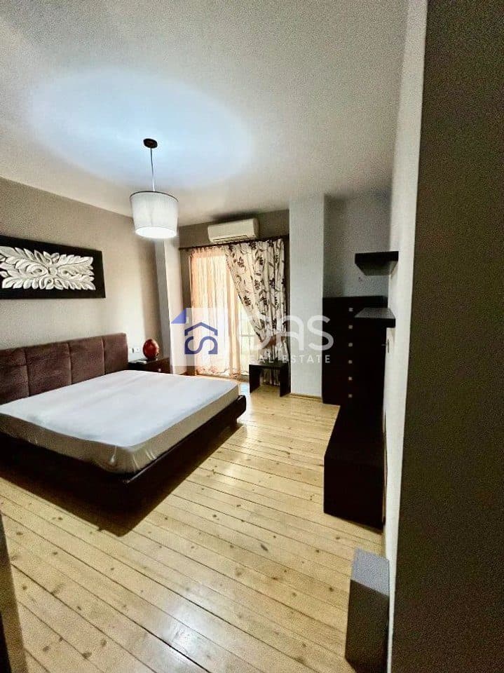Jepet apartament me qera 1+1 tek Komuna e Parisit 2